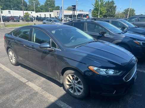 Used 2020 Ford Fusion SE FWD image 2