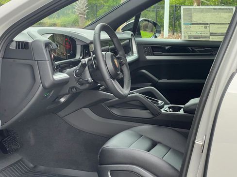 New 2025 Porsche Cayenne image 4