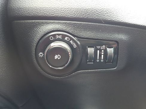 Used 2018 Jeep Compass Latitude w/ Popular Equipment Group AWD/4WD image 11