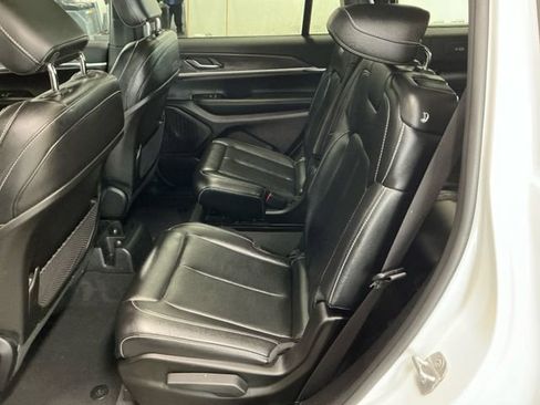 Used 2024 Jeep Grand Cherokee L Limited w/ Black Appearance Package AWD/4WD image 10