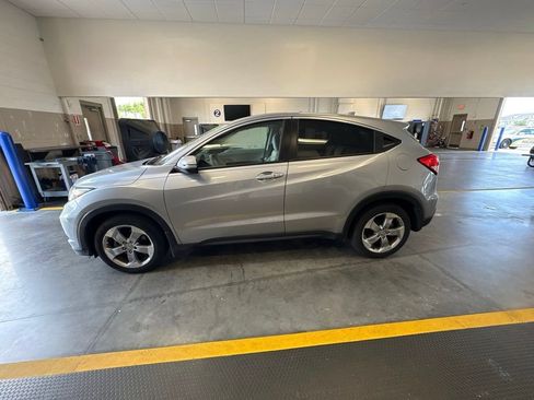 Used 2017 Honda HR-V EX image 9