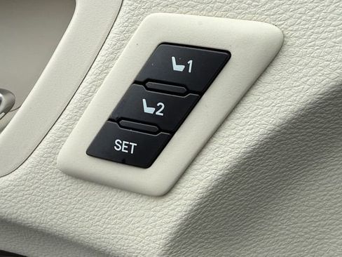 Certified 2021 Toyota Sienna Platinum image 32