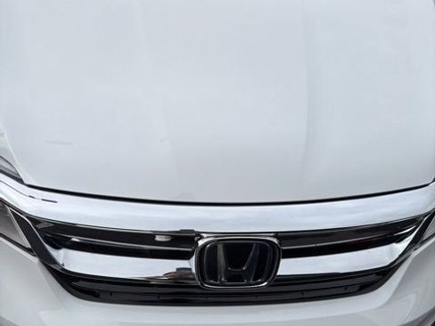 Used 2021 Honda Pilot Touring image 2