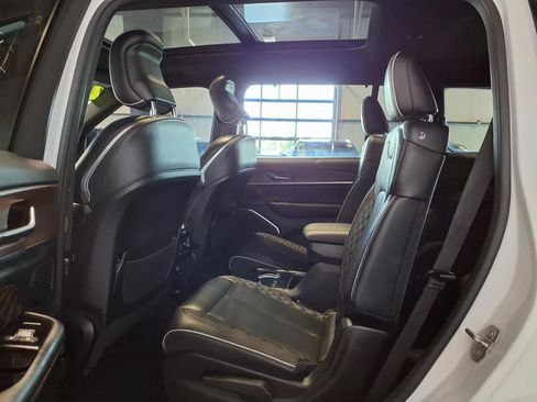 Used 2022 Jeep Grand Cherokee L Summit w/ Luxury Tech Group V AWD/4WD image 16