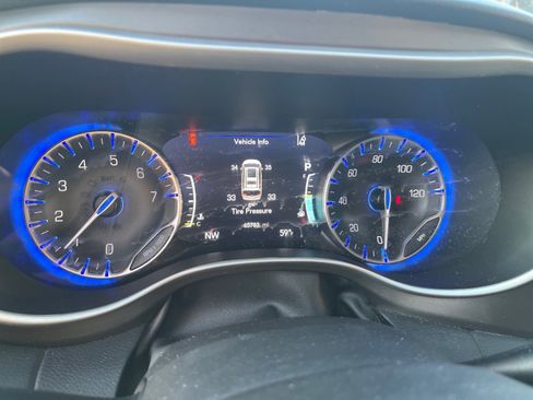 Used 2023 Chrysler Pacifica Touring-L image 11