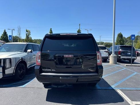 Used 2018 GMC Yukon XL SLT w/ Open Road Package AWD/4WD image 3