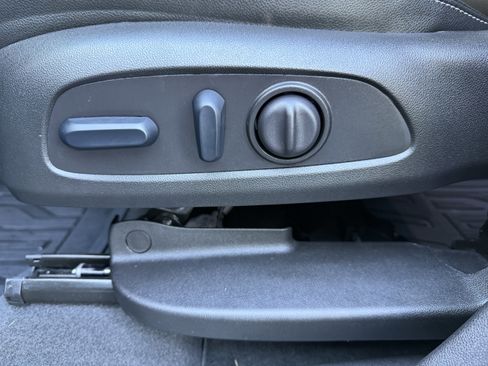 Used 2024 GMC Terrain SLT w/ Infotainment Package II image 28