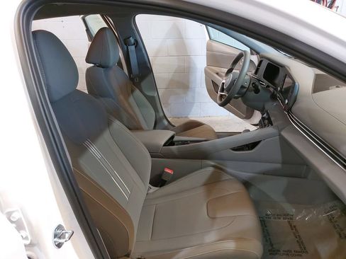 Used 2025 Hyundai Elantra Hybrid FWD image 10