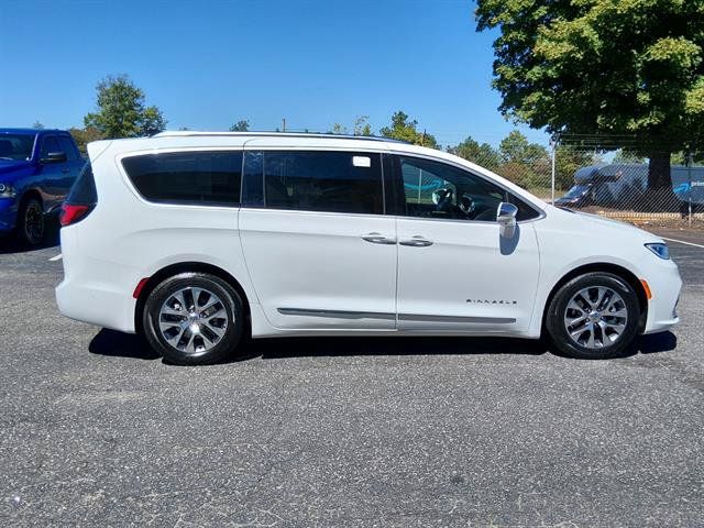 Used 2024 Chrysler Pacifica Pinnacle FWD image 2
