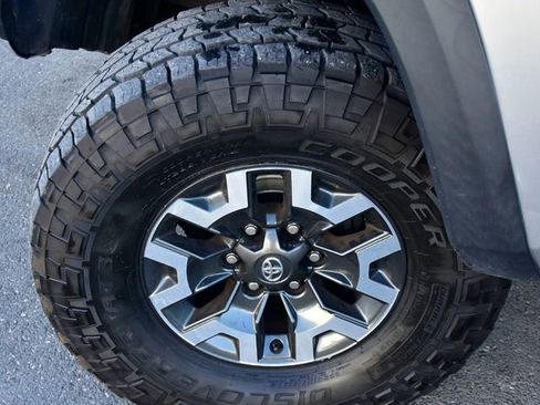Used 2017 Toyota Tacoma TRD Off-Road w/ Premium & Technology Package image 29