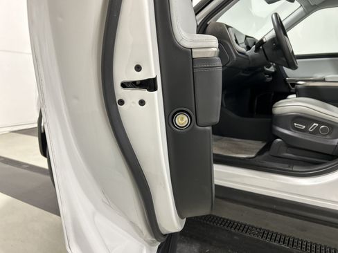 Used 2024 Rivian R1S Adventure AWD/4WD image 32
