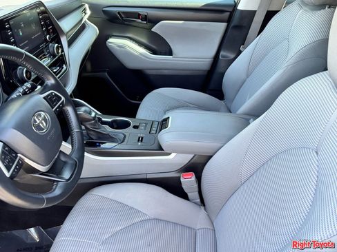 Used 2022 Toyota Highlander LE FWD image 19