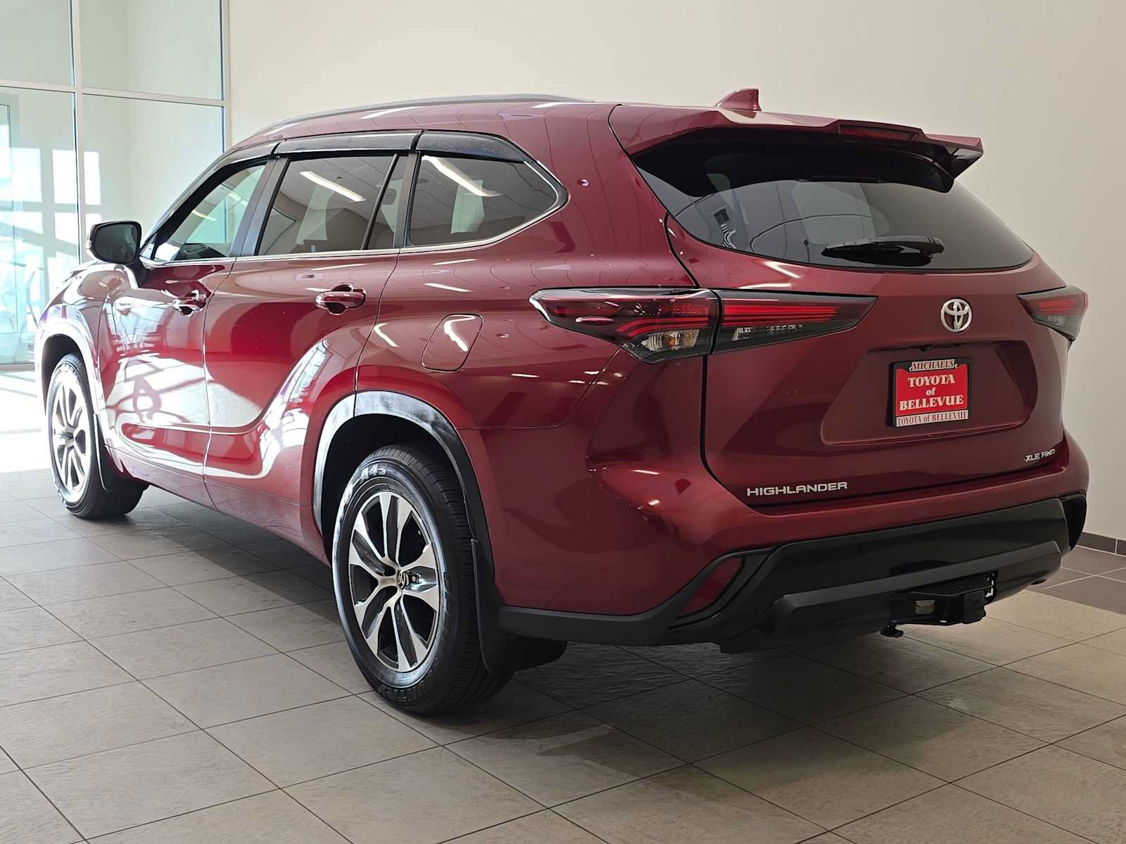 Used 2024 Toyota Highlander XLE AWD/4WD image 4