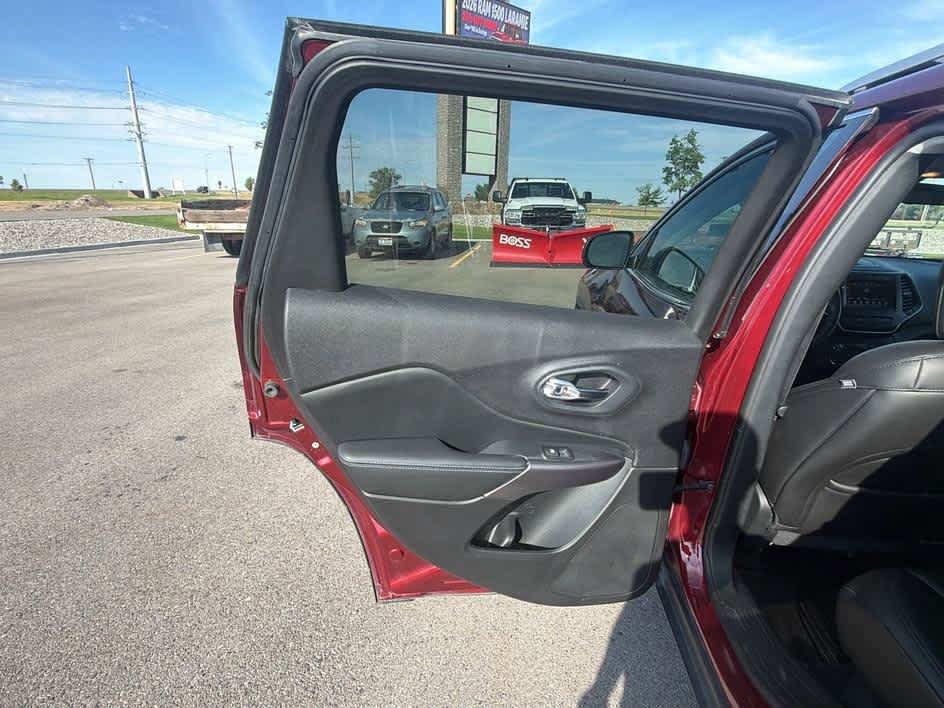 Used 2019 Jeep Cherokee Latitude Plus w/ Cold Weather Group AWD/4WD image 19