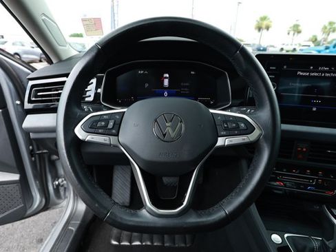 Used 2025 Volkswagen Jetta SE FWD image 11