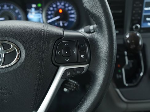 Used 2020 Toyota Sienna XLE image 27