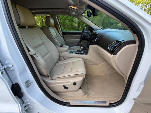 Used 2019 Jeep Grand Cherokee Overland AWD/4WD image 33