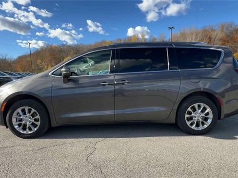 Used 2021 Chrysler Pacifica Touring-L w/ Uconnect Theater Family Group image 5