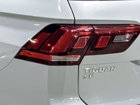 Used 2018 Volkswagen Tiguan SE w/ 18" Alloy Wheels Package image 12