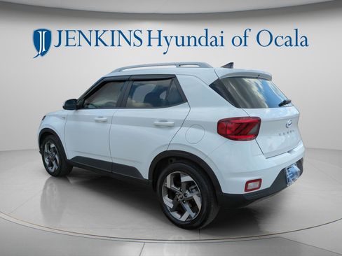 Certified 2021 Hyundai Venue SEL FWD image 4