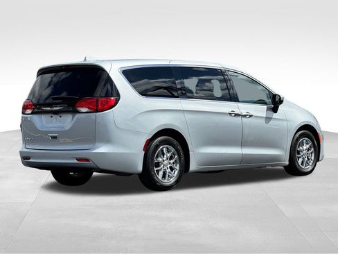 Used 2022 Chrysler Voyager LX FWD image 7