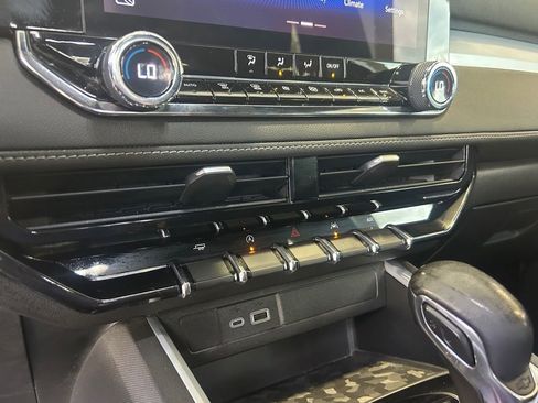 Used 2023 Chevrolet Colorado LT w/ LT Convenience Package image 37