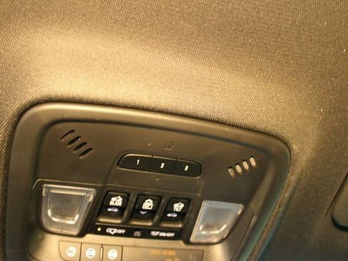 Used 2022 Chevrolet Traverse LT image 22