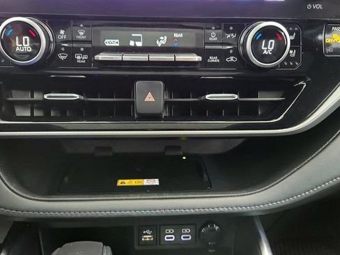 Used 2024 Toyota Highlander Platinum AWD/4WD image 42