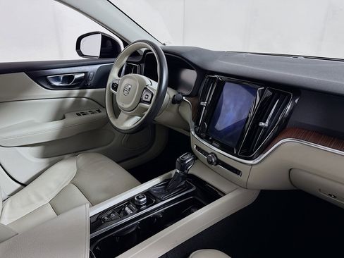 Used 2020 Volvo S60 T6 Momentum image 28
