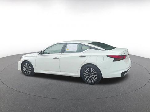 Used 2025 Nissan Altima 2.5 SV FWD image 8