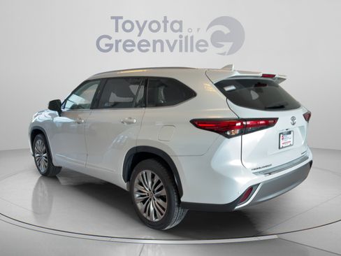 Used 2022 Toyota Highlander Platinum FWD image 4