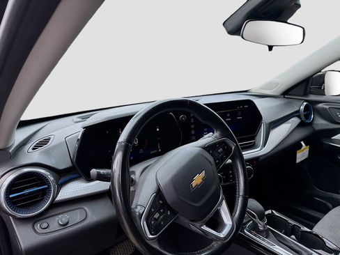 Certified 2024 Chevrolet Trax LT w/ LT Convenience Package image 9