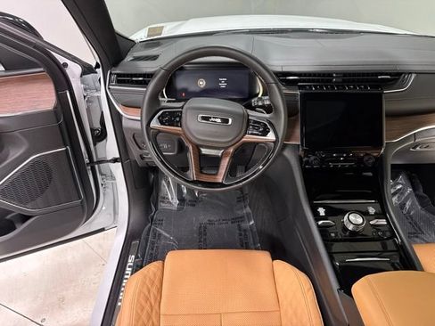 Used 2025 Jeep Grand Cherokee L Summit w/ Luxury Tech Group V AWD/4WD image 21