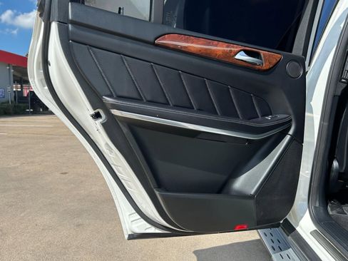 Used 2014 Mercedes-Benz GL 550 4MATIC image 24