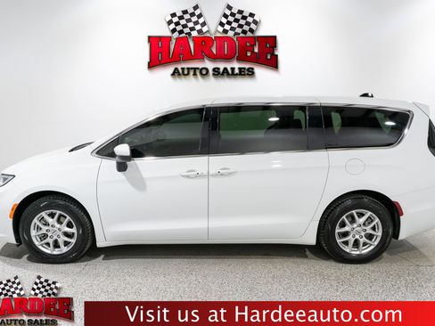 Used 2023 Chrysler Pacifica Touring-L FWD image 1