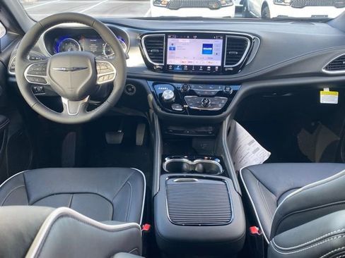 New 2026 Chrysler Pacifica Limited w/ Uconnect Theater Family Group image 38