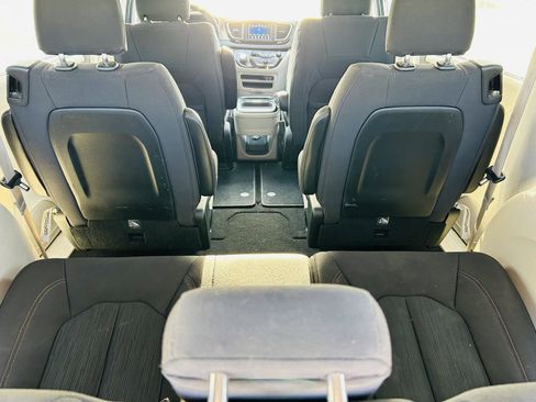 Used 2020 Chrysler Pacifica Touring w/ Cold Weather Group image 27