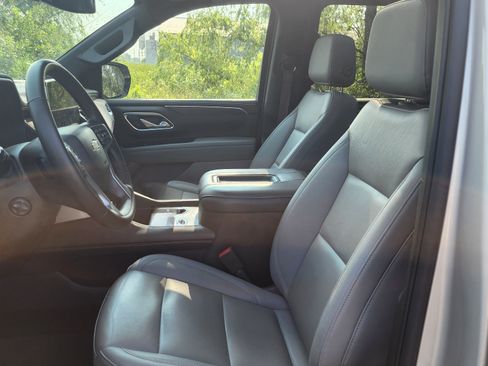 Used 2024 Chevrolet Suburban LT w/ Luxury Package AWD/4WD image 8