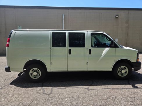 Used 2016 Chevrolet Express 2500 RWD image 6