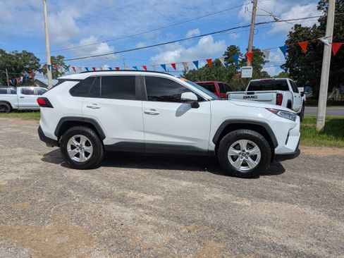 Used 2021 Toyota RAV4 XLE AWD/4WD image 3