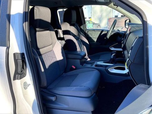 Used 2025 Nissan Frontier SV image 7