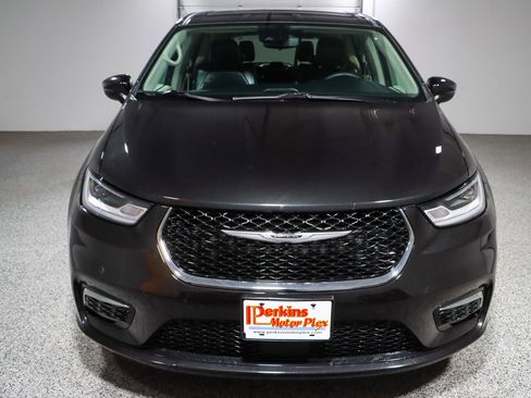 Used 2023 Chrysler Pacifica Touring-L image 4