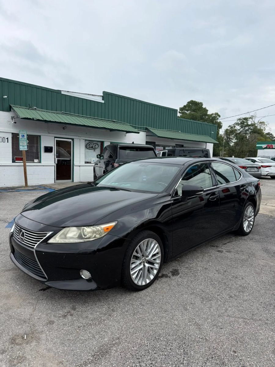 Used 2013 Lexus ES 350 w/ Luxury Pkg FWD image 1
