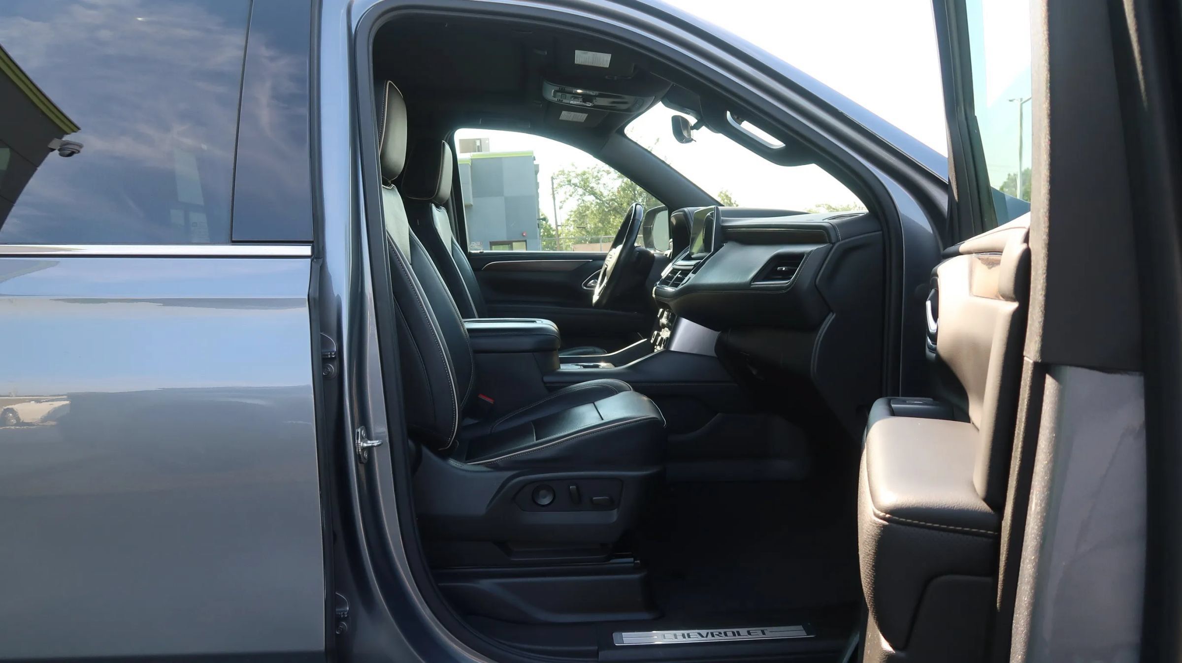 Used 2021 Chevrolet Suburban Premier w/ Premium Package RWD image 25