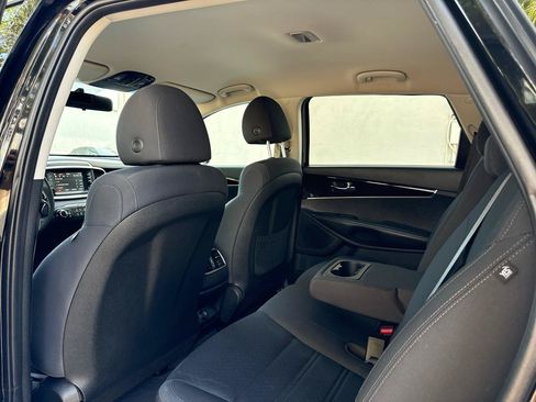Used 2019 Kia Sorento L FWD image 38