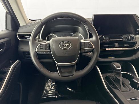 Certified 2025 Toyota Highlander XLE image 32
