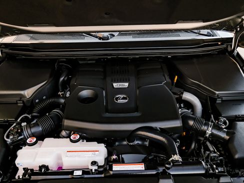 Used 2025 Lexus GX 550 w/ Accessory Package (2T) image 3