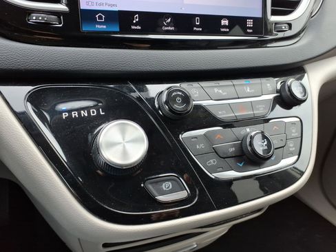 Used 2023 Chrysler Pacifica Touring-L image 19