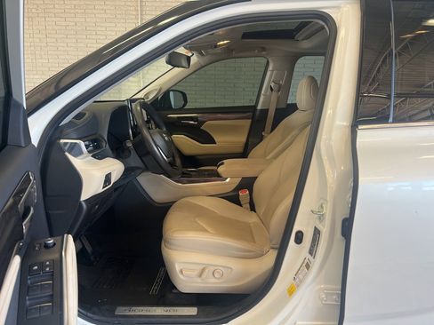 Used 2023 Toyota Highlander Limited image 8