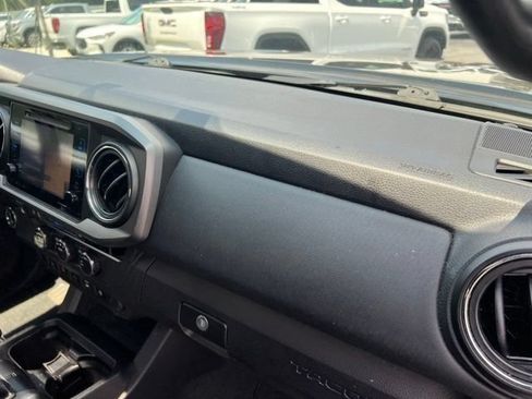 Used 2017 Toyota Tacoma TRD Off-Road w/ Premium & Technology Package RWD image 19